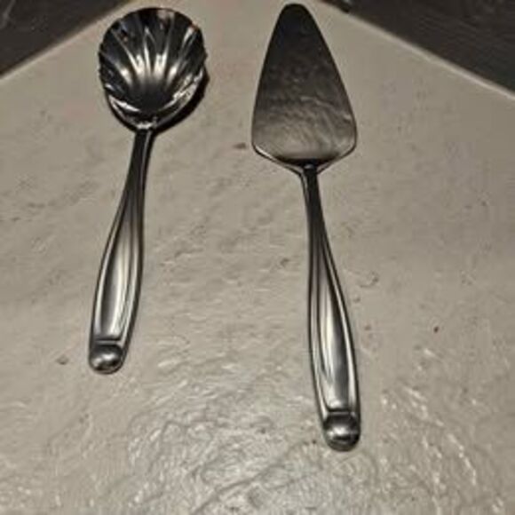 Oneida Alexandria 2 Piece Dessert Set with Original Box - Picture 3 of 6